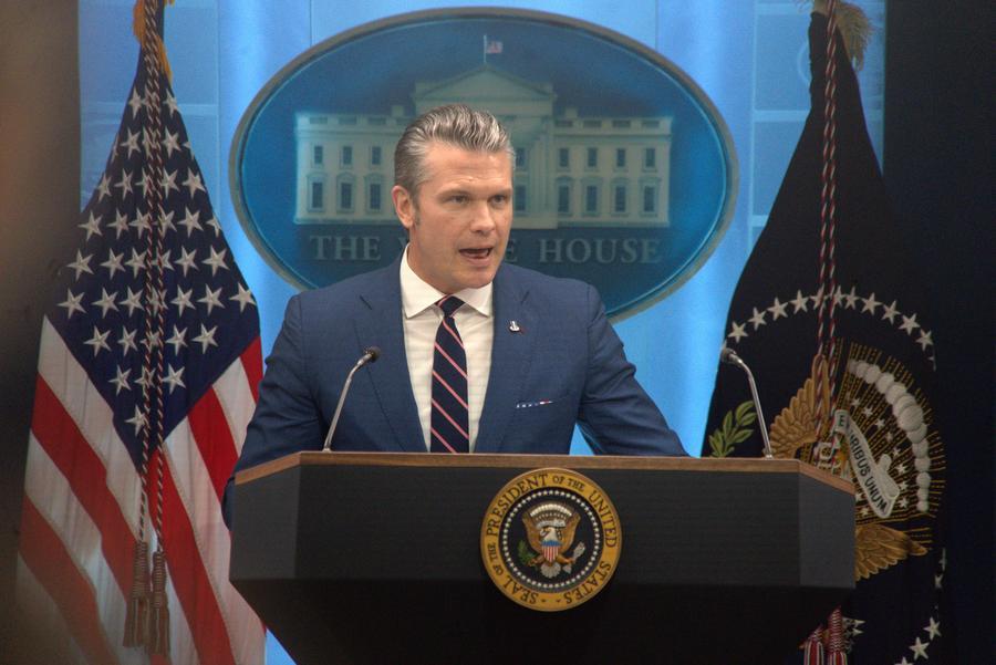 El secretario de Defensa de Estados Unidos, Pete Hegseth, habla durante una conferencia de prensa en la Casa Blanca, en Washington D. C., Estados Unidos, el 6 de abril de 2026. (Xinhua/Li Yuanqing) 