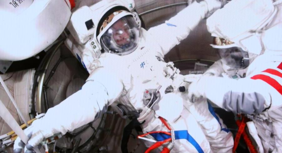 Astronautas de Shenzhou-21 realizan tercera serie de actividades extravehiculares