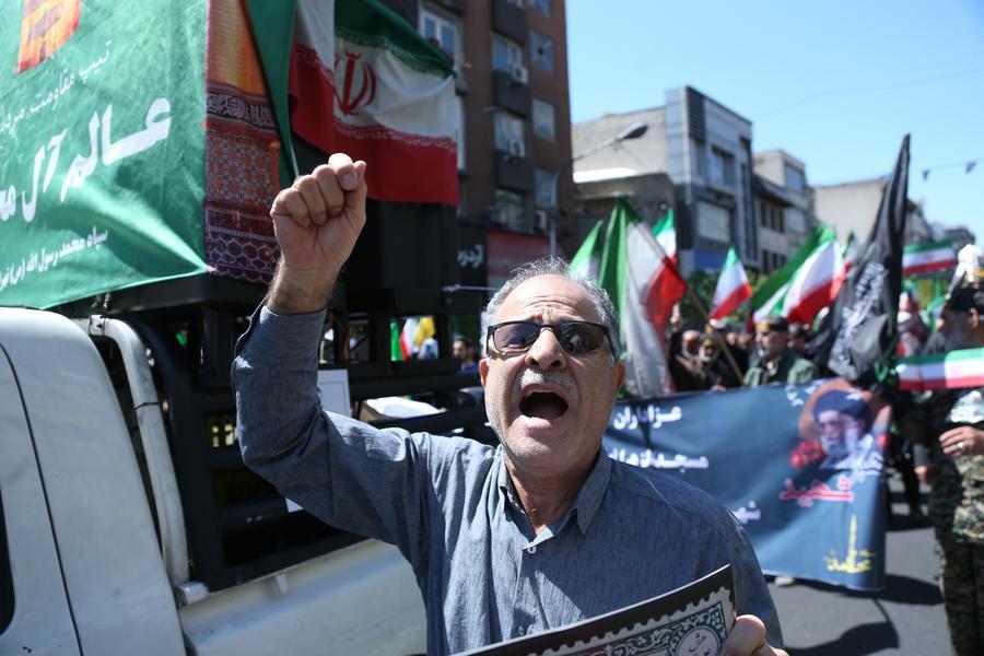 Personas se reúnen para lamentar la muerte del fallecido líder supremo de Irán, Ali Jamenei, en Teherán, Irán, el 9 de abril de 2026. (Xinhua/Shadati)