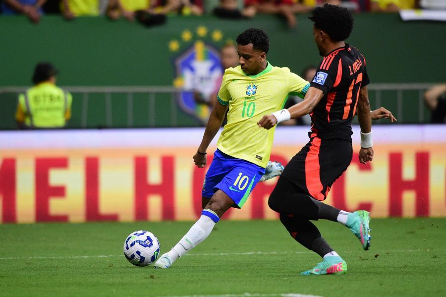 Imagen del 20 de marzo de 2025 de Rodrygo (i), de Brasil, disputando el balón con Johan Mojica, de Colombia, durante el partido de fútbol de las eliminatorias latinoamericanas para la Copa Mundial de la FIFA 2026 entre Brasil y Colombia, en Brasilia, Brasil. (Xinhua/Lucio Tavora)