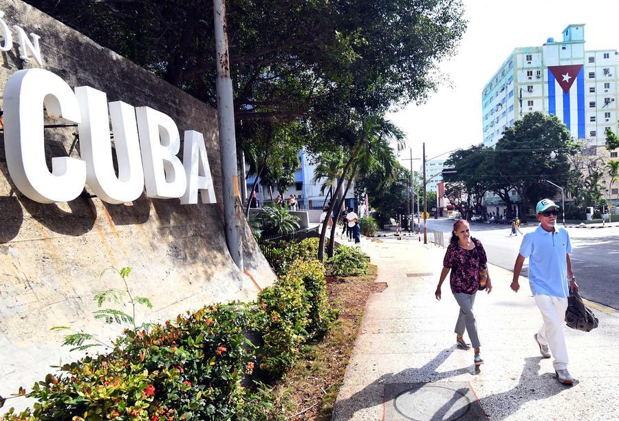 Personas caminan por una calle del barrio de El Vedado, en La Habana, capital de Cuba, el 11 de abril de 2026. (Xinhua/Joaquín Hernández)