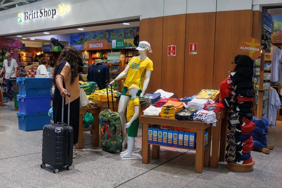 Imagen del 22 de enero de 2025 de personas realizando compras en la terminal internacional del Aeropuerto Internacional de Río de Janeiro/Galeao-Antonio Carlos Jobim, en Río de Janeiro, Brasil. (Xinhua/Claudia Martini) 