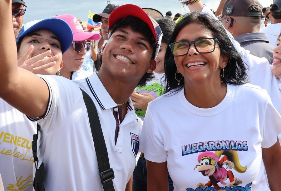 Imagen proveída por la Presidencia de Venezuela de la presidenta encargada venezolana, Delcy Rodríguez (d), posando para una fotografía con un participante mientras encabeza la "Gran Peregrinación Nacional por una Venezuela sin Sanciones y en Paz", en los Médanos de Coro, en el estado Falcón, Venezuela, el 21 de abril de 2026. (Xinhua/Presidencia de Venezuela)
