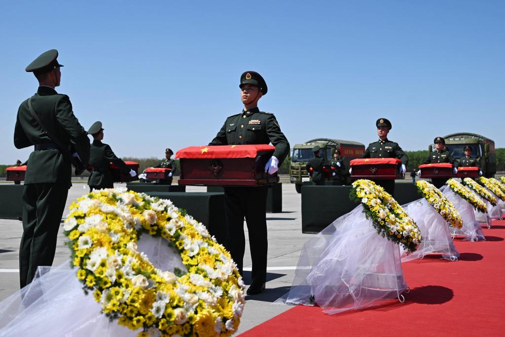 Restos de 12 mártires chinos de Guerra de Corea repatriados desde República de Corea