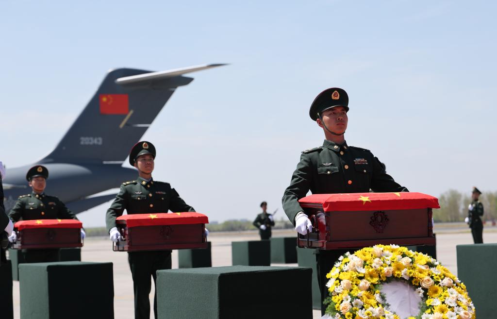 Restos de 12 mártires chinos de Guerra de Corea repatriados desde República de Corea
