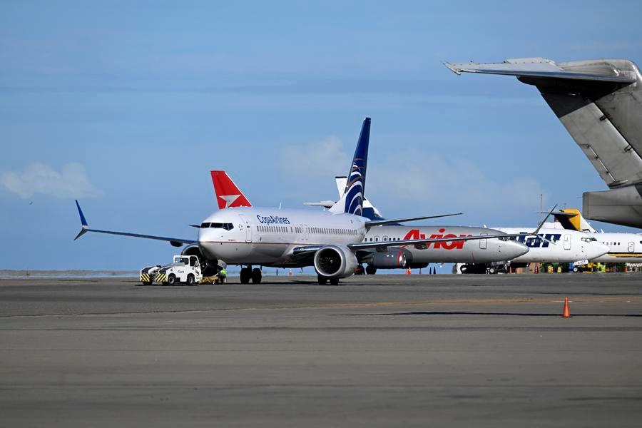 Imagen del 3 de diciembre de 2025 de un avión rodando en el Aeropuerto Internacional Simón Bolívar, en Maiquetía, estado de La Guaira, Venezuela. (Xinhua/Li Muzi) 