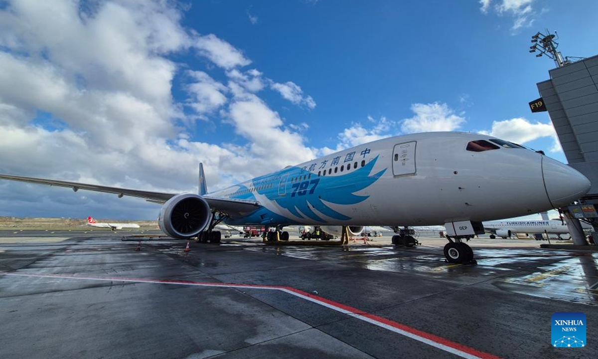 Aeronave de China Southern Airlines, que transporta algunos pasajeros chinos elegibles para entrar sin visa, llega al Aeropuerto de Estambul en Turquía, el 2 de enero del 2026. (Foto: Xinhua)