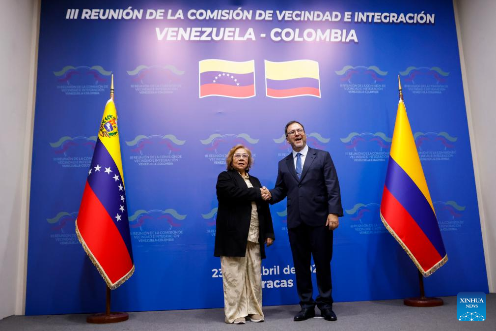 El canciller de Venezuela, Yván Gil (d), estrecha la mano de su homóloga de Colombia, Rosa Yolanda Villavicencio (i), durante la III Reunión de la Comisión de Vecindad e Integración binacional, en Caracas, Venezuela, el 23 de abril de 2026. Gil y Villavicencio instalaron el jueves en Caracas la III Reunión de la Comisión de Vecindad e Integración binacional, con el fin de avanzar en iniciativas conjuntas de cooperación. (Xinhua/Str)