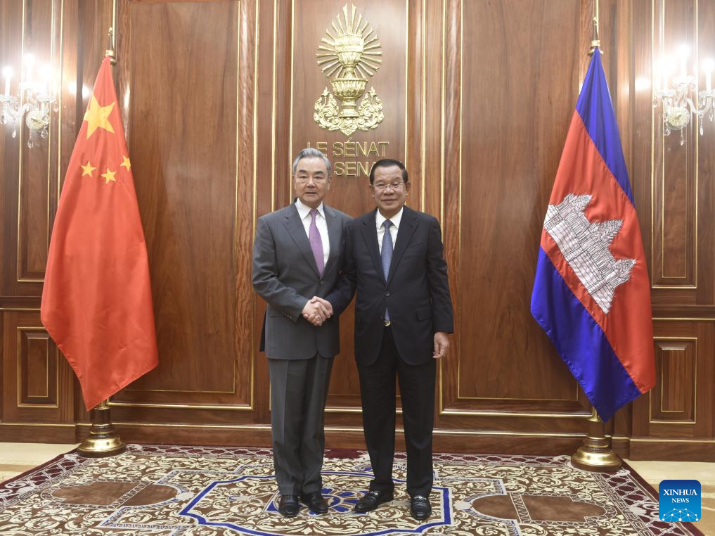 El ministro de Relaciones Exteriores chino, Wang Yi, también miembro del Buró Político del Comité Central del Partido Comunista de China, se reúne con el jefe de Estado interino y presidente del Senado de Camboya, Samdech Techo Hun Sen, en Phnom Penh, capital de Camboya, el 23 de abril de 2026. (Xinhua/Van Pov)