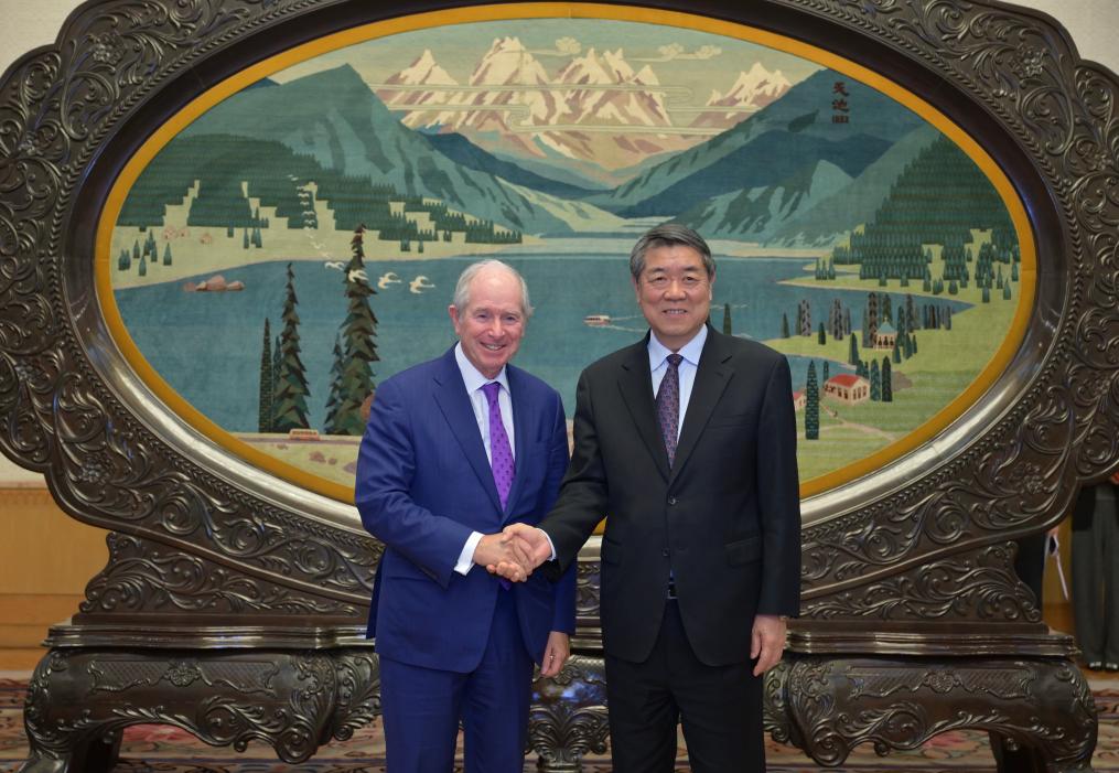 El vice primer ministro chino, He Lifeng, también miembro del Buró Político del Comité Central del Partido Comunista de China, se reúne con Stephen Schwarzman, presidente y director ejecutivo de Blackstone Group, en el Gran Palacio del Pueblo, en Beijing, capital de China, el 23 de abril de 2026. (Xinhua/Cai Yang)