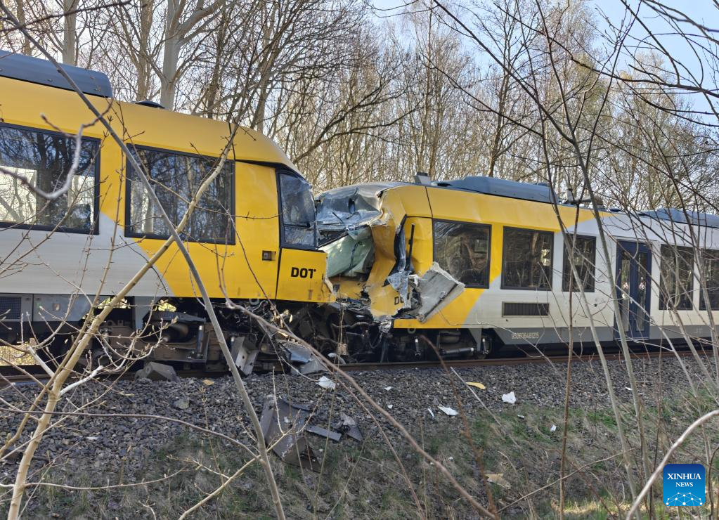 Imagen del 23 de abril de 2026 del sitio donde dos trenes colisionaron en la línea Gribskov entre Hillerod y Kagerup, en Dinamarca. Un total de 18 personas resultaron heridas, cinco de ellas se encuentran en estado crítico, tras la colisión frontal de dos trenes locales ocurrida el jueves por la mañana en Dinamarca. (Xinhua/Anders Kongshaug)