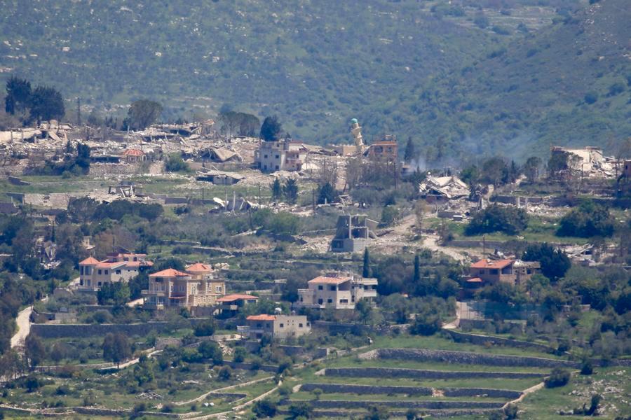 Imagen tomada desde Yater el 22 de abril de 2026 de viviendas destruidas en la aldea de Beit Lif, cerca de la frontera sur de Líbano. (Xinhua/Ali Hashisho) 