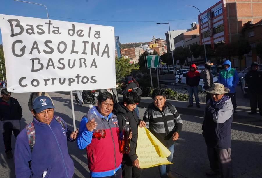 Choferes sindicalizados participan en una protesta, en la ciudad de La Paz, Bolivia, el 25 de marzo de 2026. (Xinhua/Javier Mamani) 
