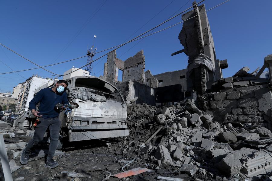 Imagen del 18 de marzo de 2026 de escombros de un edificio dañado tras ataques aéreos israelíes, en el área de Bashoura de Beirut, Líbano. (Xinhua/Bilal Jawich)