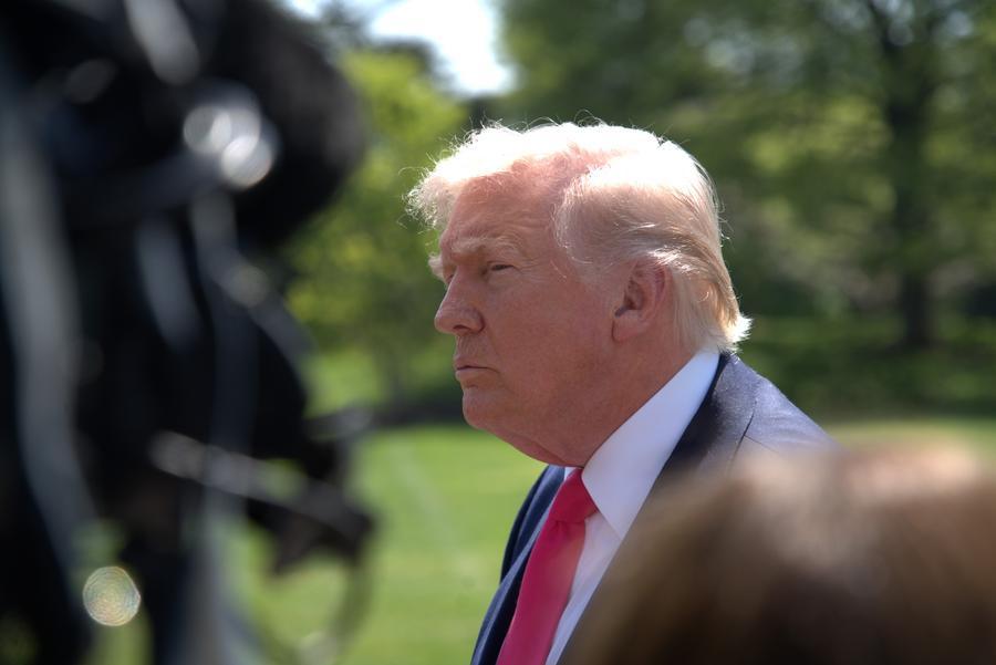 Trump dice que EEUU ya no enviará delegaciones para conversar con Irán