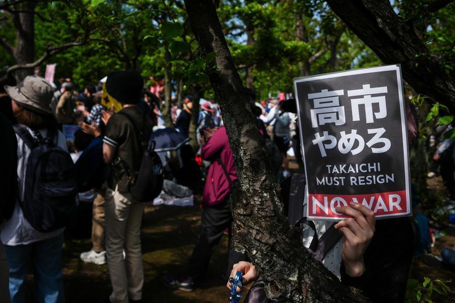 Personas se reúnen alrededor del edificio del Parlamento para protestar contra los intentos del Gobierno de la primera ministra japonesa, Sanae Takaichi, de modificar la Constitución pacifista del país y para demandar la protección del artículo 9, en Tokio, Japón, el 19 de abril de 2026. (Xinhua/Jia Haocheng) 