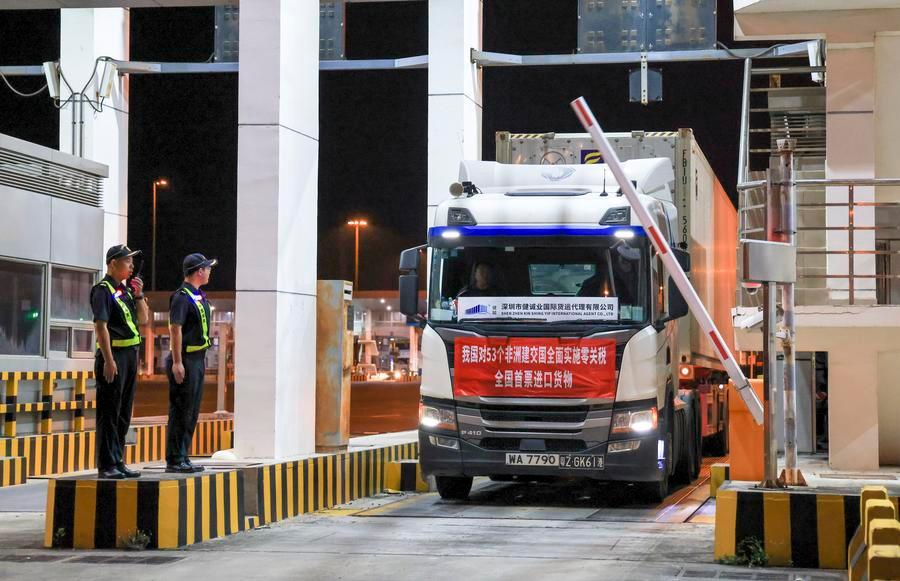 Un camión portacontenedores, que transporta el primer lote de importaciones bajo la política ampliada de arancel cero para cubrir a las 53 naciones africanas con las que China mantiene relaciones diplomáticas, entra en el puerto de Shenzhenwan a medianoche en Shenzhen, en la provincia de Guangdong, en el sur de China, el 1 de mayo de 2026. (Xinhua/Mao Siqian)