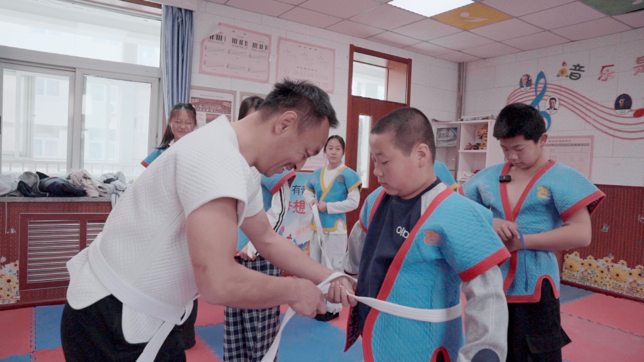 Li Quansheng enseña jiao di a los niños en la Escuela Primaria de Dongshaoqu, distrito de Miyun, Beijing. Foto: Diario del Pueblo digital/Peng Yukai