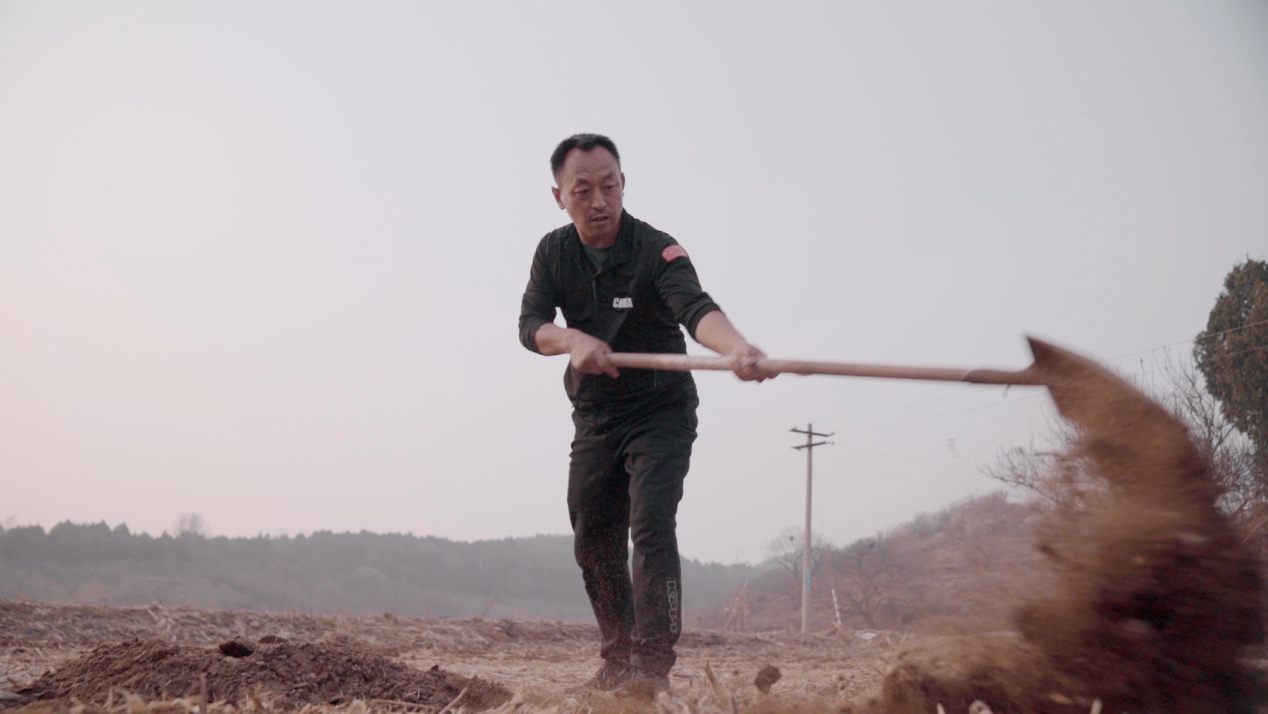 Li Quansheng participa en las labores de primavera y la agricultura junto a los aldeanos en el pueblo de Dongshaoqu, distrito de Miyun, Beijing. Foto: Diario del Pueblo digital /Zhang Rong