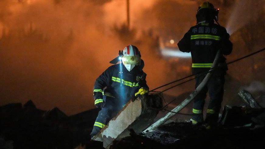 China ordena suspensión total de producción de fuegos artificiales tras mortal explosión