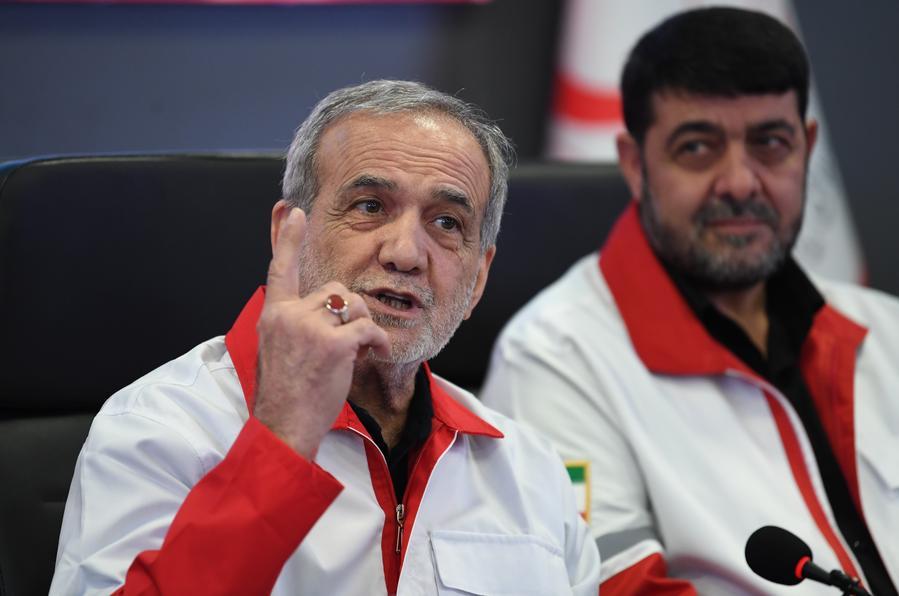 Imagen del 15 de abril de 2026 del presidente iraní, Masoud Pezeshkian, hablando durante su visita a la sede de la Sociedad de la Media Luna Roja de Irán (IRCS, por sus siglas en inglés), en Teherán, Irán. (Xinhua/Shadati)