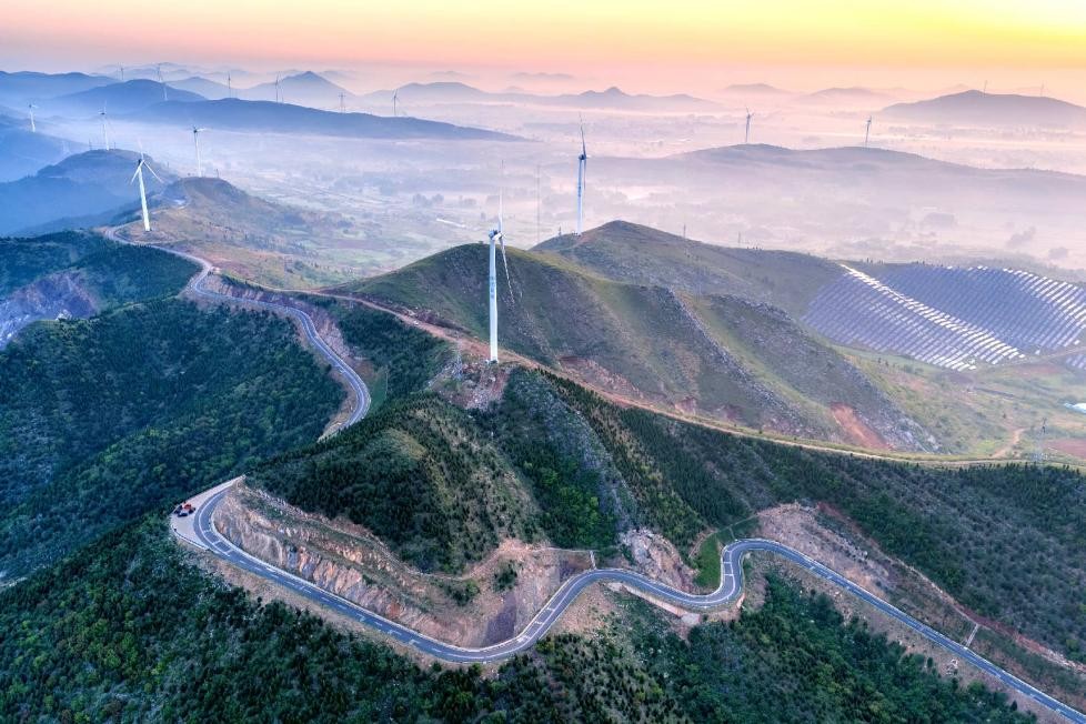 En la ciudad de Huaibei, provincia de Anhui, una carretera rural serpentea entre las montañas.Foto de Miao Di.