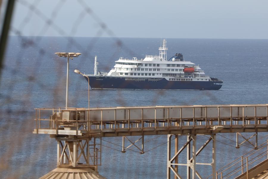 El crucero holandés MV Hondius se encuentra anclado frente a Praia, Cabo Verde, el 6 de mayo de 2026. (Xinhua/Elton Monteiro) 