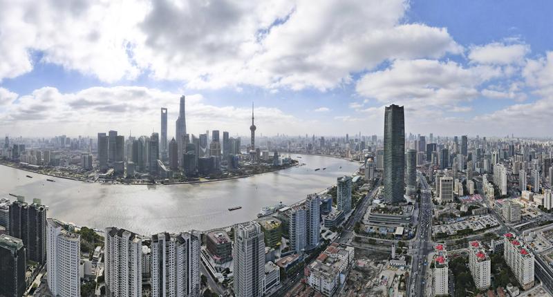 Esta foto panorámica aérea, tomada el 10 de enero de 2023, muestra una vista del área de Lujiazui en la Zona Piloto de Libre Comercio de China (Shanghai), en Shanghai, este de China. [Foto/Xinhua]