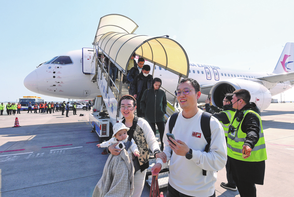 Pasajeros bajan de un avión C919 en el Aeropuerto de Harbin, provincia de Heilongjiang. (Foto: Liu Yang/ China Daily)
