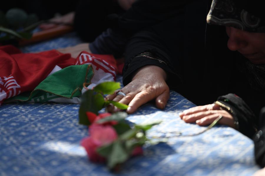 Imagen del 7 de mayo de 2026 de una persona asistiendo a una manifestación para lamentarse por el fallecido líder supremo de Irán, Ali Jamenei, y jurar lealtad al actual líder supremo, Mojtaba Jamenei, en Teherán, Irán. (Xinhua/Shadati)