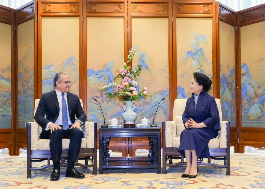 Peng Liyuan se reúne con director general de la Unesco en Beijing