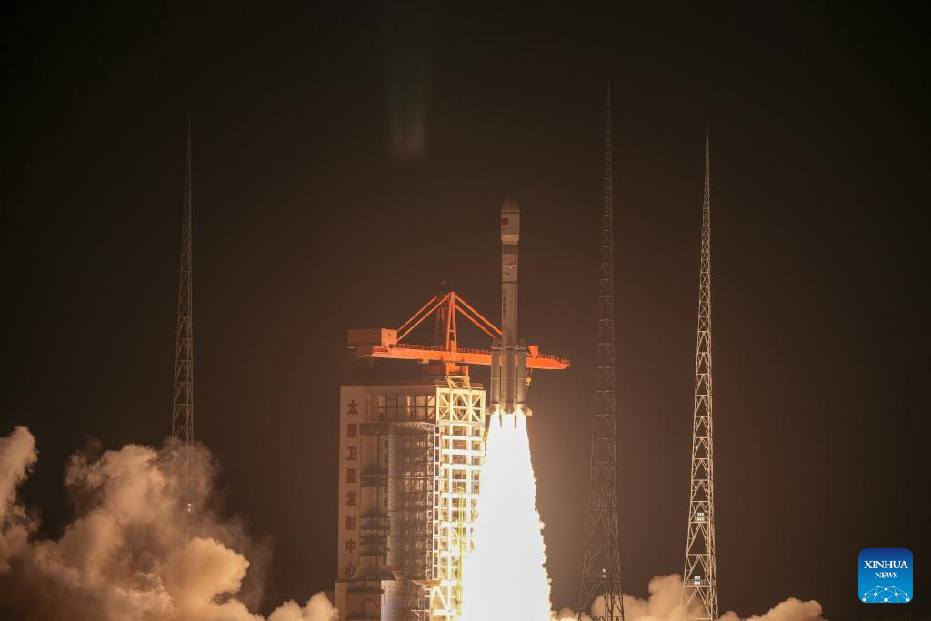 Un cohete portador Gran Marcha-6 modificado transportando un nuevo grupo de satélites despega desde el Centro de Lanzamiento de Satélites de Taiyuan, en la provincia de Shanxi, en el norte de China, el 12 de mayo de 2026. El grupo de satélites fue lanzado a las 19:59 (hora de Beijing) y entró con éxito en su órbita prevista. Formará parte de la Constelación Spacesail, una gigantesca red china de satélites comerciales en órbita baja. (Xinhua/Wang Yapeng)