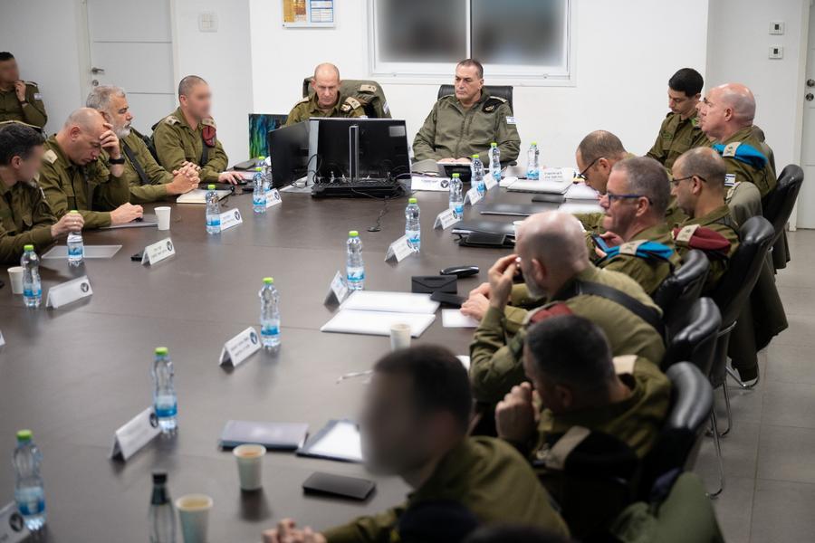 Imagen del 21 de marzo de 2026 del jefe del Estado Mayor israelí, Eyal Zamir, reuniéndose con los mandos del Comando del Norte en el cuartel general del Comando Norte, en Israel. (Xinhua/Fuerzas de Defensa de Israel) 
