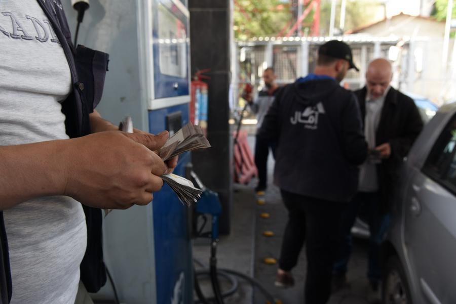 Un trabajador cuenta dinero en una gasolinera, en Damasco, Siria, el 8 de mayo de 2026. (Xinhua/Monsef Memari) 