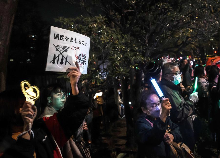 Imagen del 8 de abril de 2026 de personas participando en una protesta frente al edificio del Parlamento, en Tokio, Japón. (Xinhua/Jia Haocheng) 