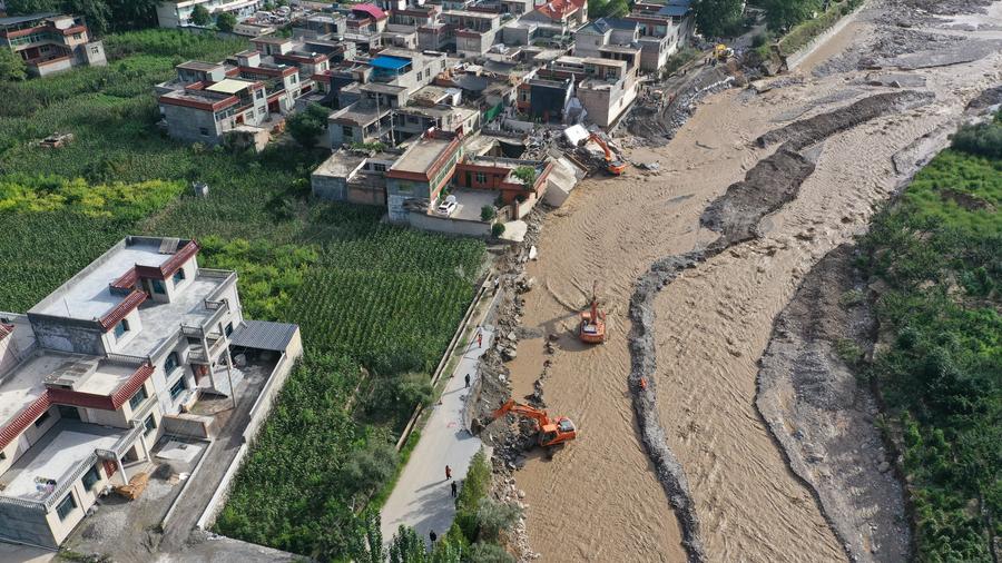 Vista aérea tomada con un dron el 25 de julio de 2024 de un camino afectado por una inundación siendo reparado en la aldea de Zhulin, en el distrito de Wudu, en la ciudad de Longnan, en la provincia de Gansu, en el noroeste de China. (Xinhua/Lang Bingbing)