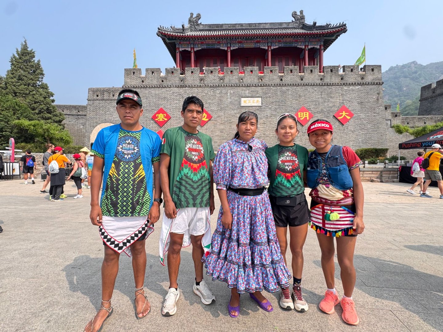 Corredores de pueblos originarios hacen historia al ganar en el Maratón de la Muralla China