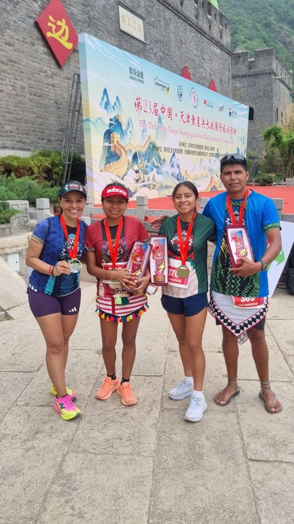 Corredores de pueblos originarios hacen historia al ganar en el Maratón de la Muralla China