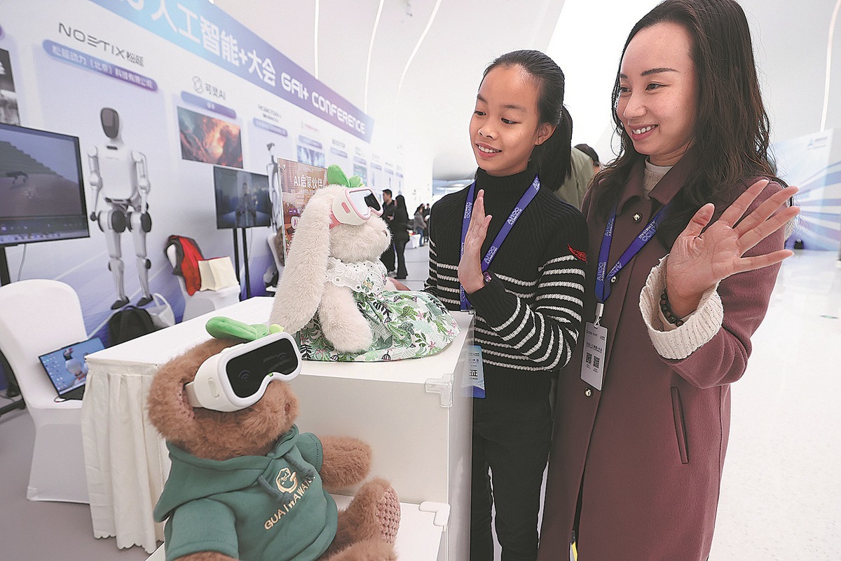 Invitados interactúan con compañeros que son juguetes de inteligencia artificial, durante la Conferencia Global AI+ 2025, Beijing, 16 de noviembre del 2025. (Foto: Chen Xiaogen/ China Daily)