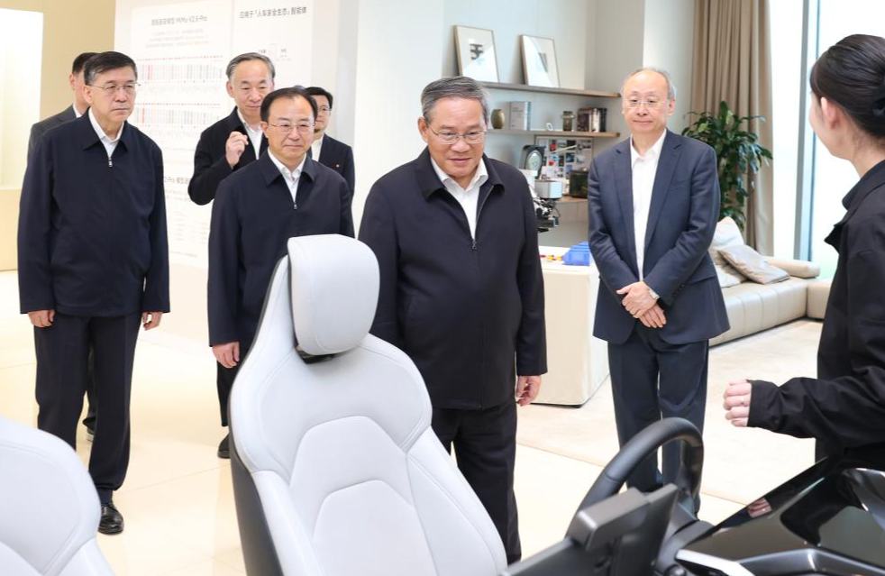Premier chino enfatiza promoción de integración profunda de IA y manufactura avanzada