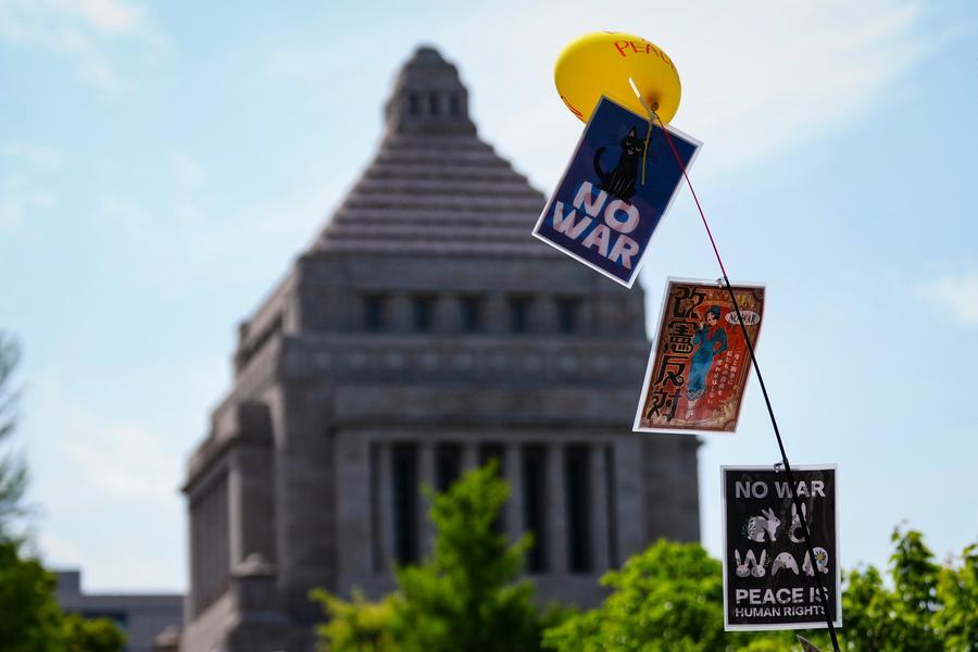 Personas se reúnen alrededor del edificio del Parlamento para protestar contra los intentos del Gobierno de la primera ministra japonesa, Sanae Takaichi, de modificar la Constitución pacifista del país y para demandar la protección del artículo 9, en Tokio, Japón, el 19 de abril de 2026. (Xinhua/Jia Haocheng) 