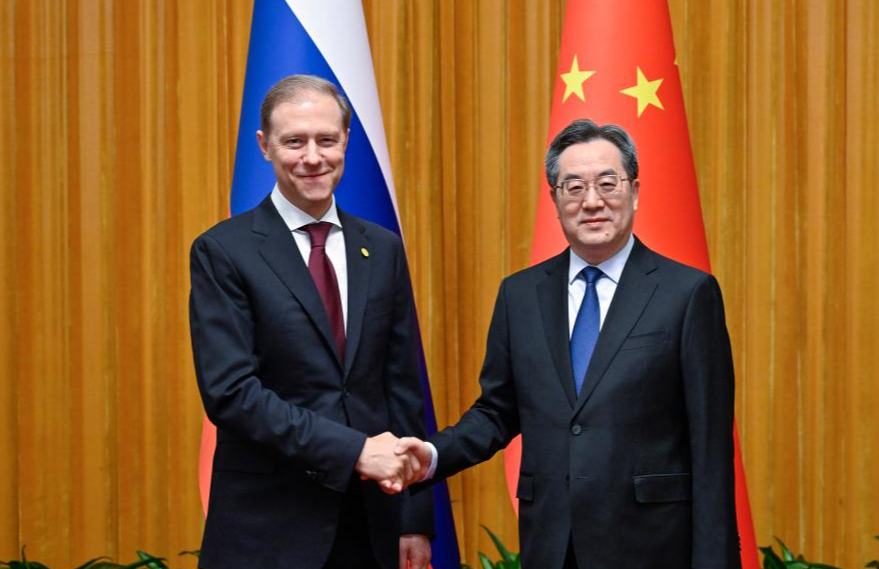 Vice primer ministro chino se reúne con primer vice primer ministro ruso