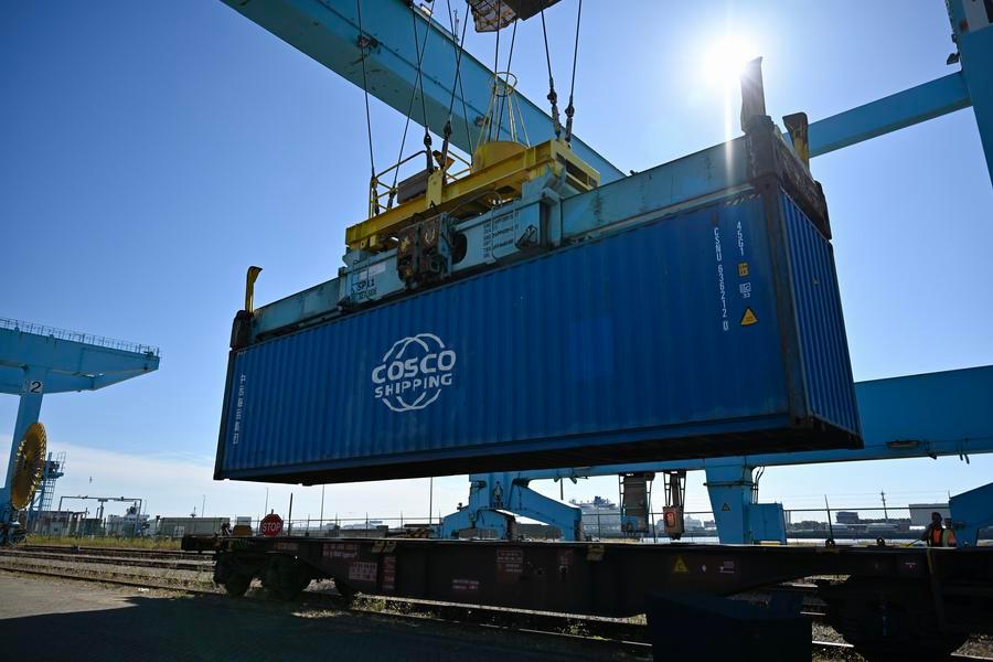 Imagen del 25 de agosto de 2025 del último contenedor cargado en el primer tren directo Zeebrugge-Mannheim previo a su salida de la terminal CSP Zeebrugge, en Bélgica. (Xinhua/Lyu You) 