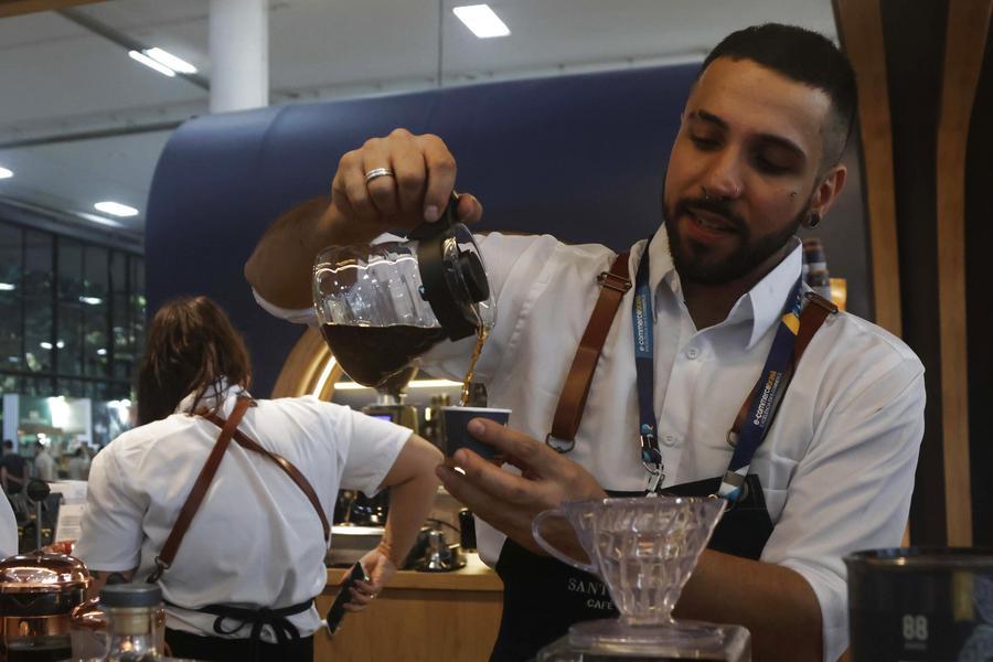 Imagen del 21 de junio de 2024 de un expositor preparando café durante el Festival del Café de Sao Paulo, en Sao Paulo, Brasil. (Xinhua/Rahel Patrasso)