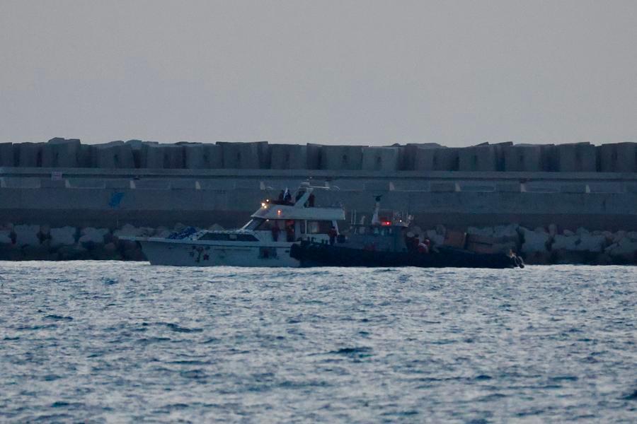 Imagen del 19 de mayo de 2026 de una embarcación de la flotilla de ayuda humanitaria con destino a Gaza (i), tras ser interceptada por la armada israelí, siendo escoltada hacia el puerto israelí de Ashdod, Israel. (Xinhua/Jamal Awad) 