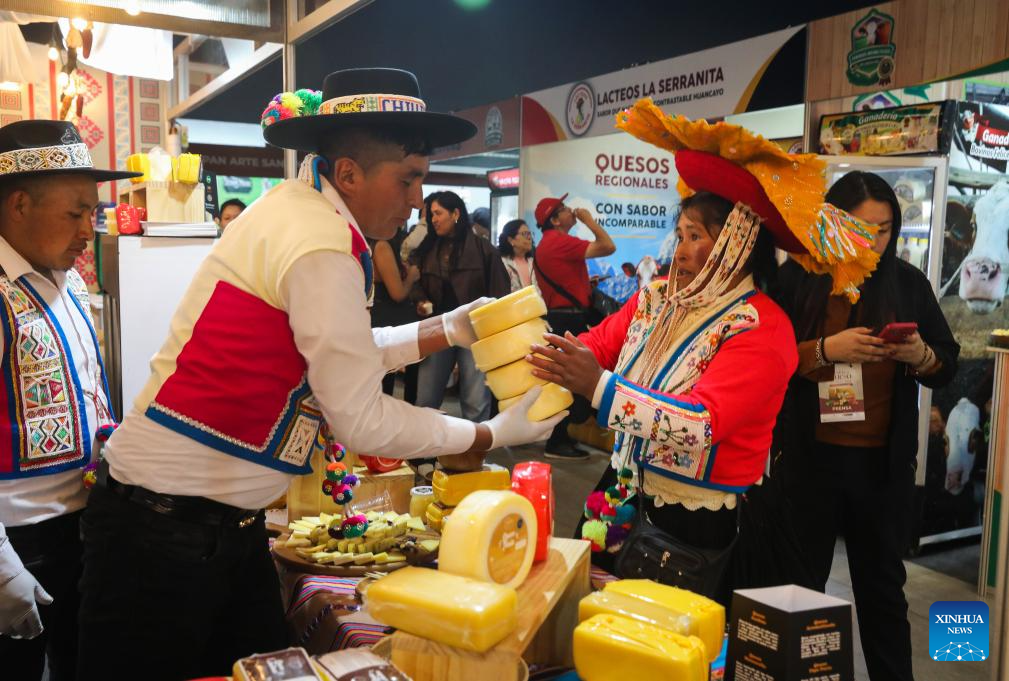 Imagen del 21 de mayo de 2026 de vendedores acomodando sus quesos en un estand durante el IV Salón del Queso Peruano 2026, en Lima, Perú. Cientos de productores, emprendedores, especialistas y amantes del queso se reunieron hasta el domingo en el IV Salón del Queso Peruano 2026, que se desarrolló en la ciudad de Lima, con la finalidad de exponer lo mejor de la industria láctea nacional y promover un mayor consumo. (Xinhua/Mariana Bazo)