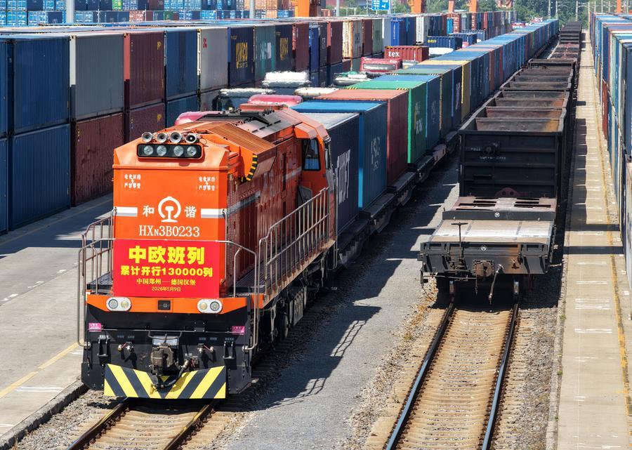 Imagen tomada con un dron el 9 de mayo de 2026 de un tren de carga China-Europa con destino a Hamburgo, Alemania, en la Estación del Ferrocarril de Putian, en Zhengzhou, en la provincia de Henan, en el centro de China. (Xinhua/Li Jianan) 