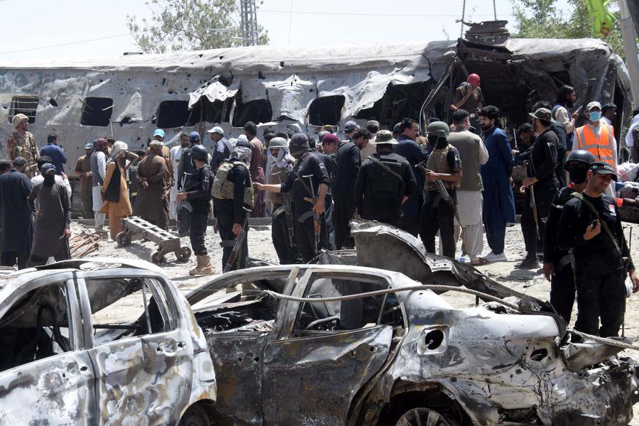 Personas se reúnen en el sitio de la explosión de un tren de cercanías, en Quetta, en la provincia de Baluchistán, Pakistán, el 24 de mayo de 2026. (Xinhua/Asad) 