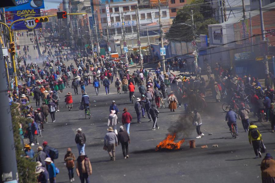 Imagen del 16 de mayo de 2026 de manifestantes participando en una protesta para exigir la renuncia del presidente boliviano, Rodrigo Paz Pereira, en la ciudad de El Alto, Bolivia. (Xinhua/Javier Mamani)