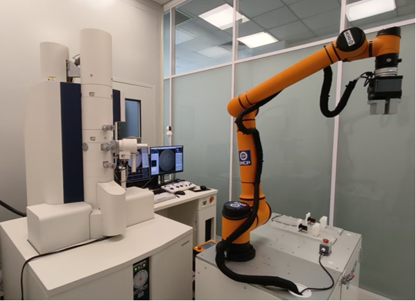 Investigadores chinos han desarrollado el primer sistema de microscopio electrónico de transmisión impulsado por inteligencia artificial del mundo, llamado "Aeye-1". [Foto: proporcionada a chinadaily.com.cn] 